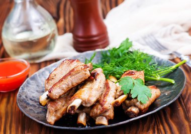 siyah plaka üzerinde kızarmış et