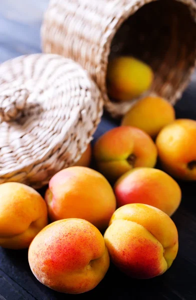 Свіжі персики на дерев'яному столі — стокове фото
