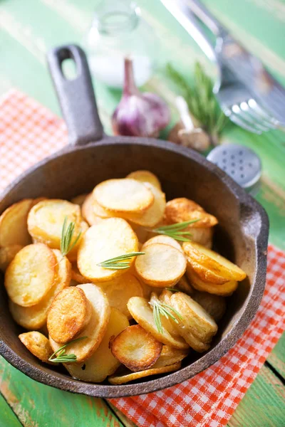 Жареный картофель в кастрюле — стоковое фото