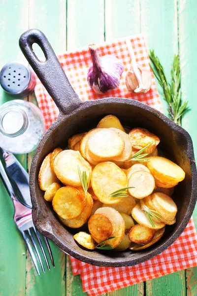 Fried potato in pan — Stock Photo, Image