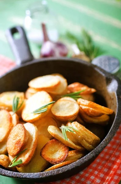Stekt potatis i kastrull — Stockfoto