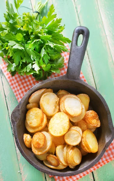 Stekt potatis i kastrull — Stockfoto