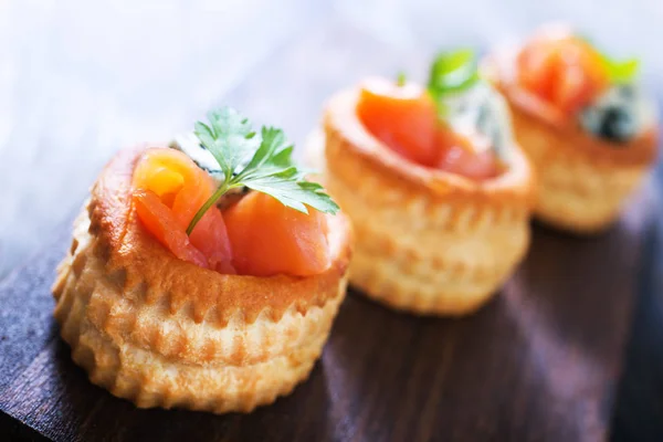 Tartalets con salmón y mantequilla — Foto de Stock