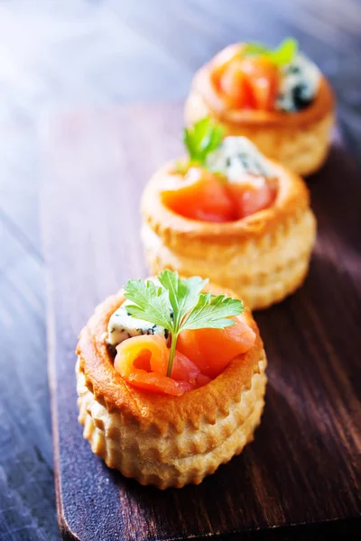 Tartaletes com salmão e manteiga — Fotografia de Stock