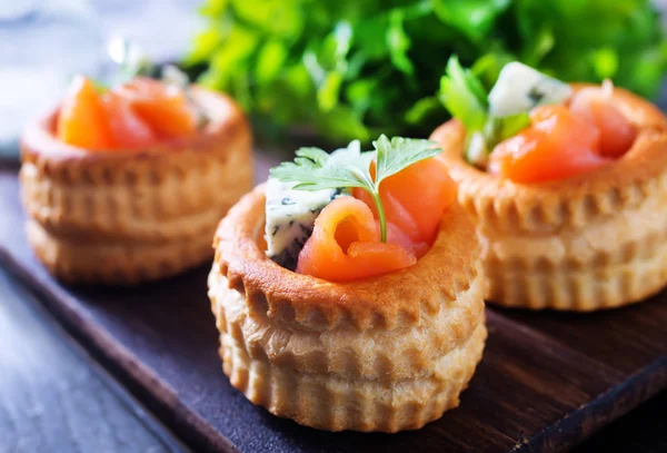 Tartalets con salmón y mantequilla —  Fotos de Stock