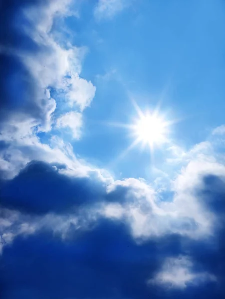 Blauer Himmel mit strahlender Sonne — Stockfoto
