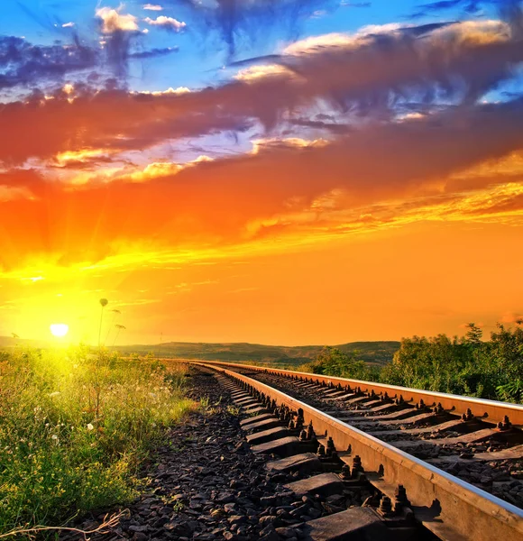 Estrada de ferro com céu por do sol — Fotografia de Stock