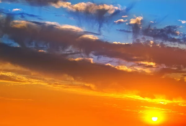 Красивое закатное небо — стоковое фото