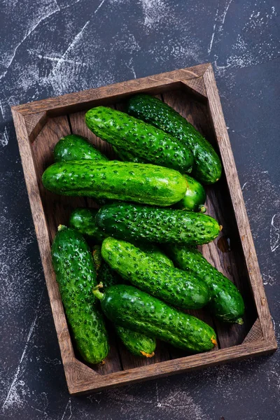 Verse komkommers in vak — Stockfoto