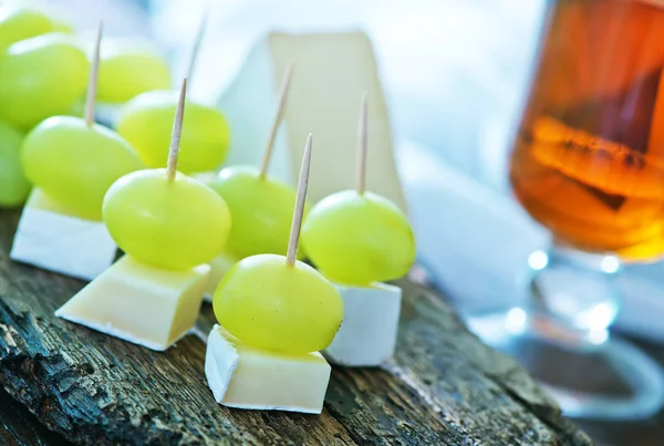 緑色のブドウとカマンベール チーズ — ストック写真