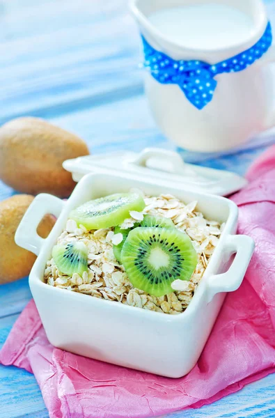 Havre flingor med kiwi — Stockfoto