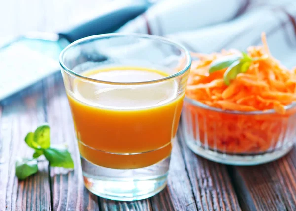 Karottensaft im Glas — Stockfoto