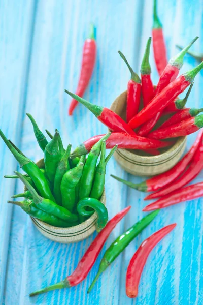 Zelené a červené chilli papričky — Stock fotografie