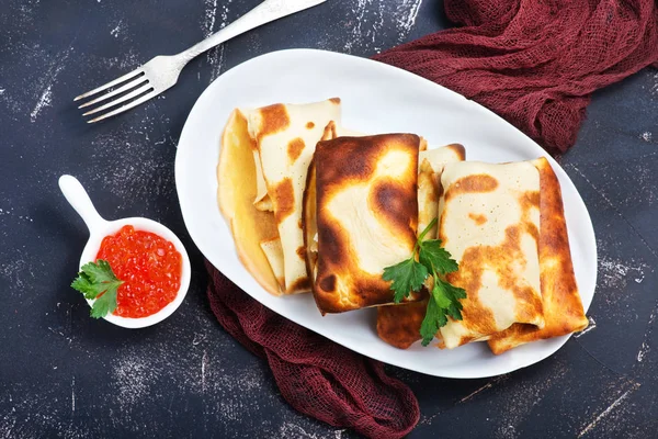 Grillade pannkakor med kaviar — Stockfoto