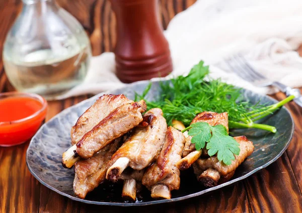 siyah plaka üzerinde kızarmış et