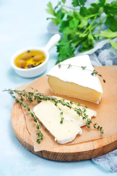 Skivad ost på träskiva — Stockfoto