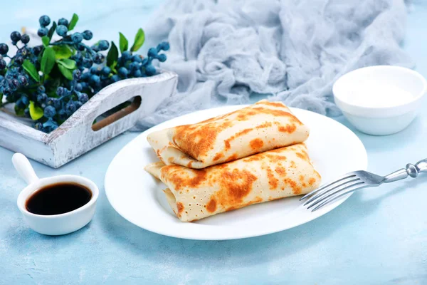 Läckra pannkakor på tallrik — Stockfoto