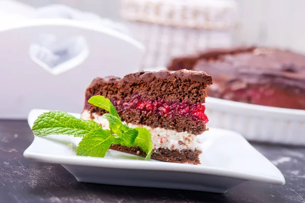 Pastel de chocolate en el plato —  Fotos de Stock