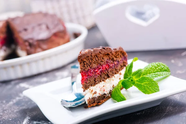 Bolo de chocolate no prato — Fotografia de Stock