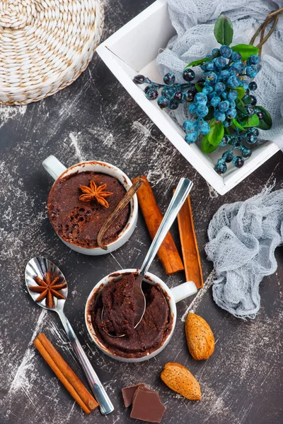 Choklad cupcakes i tekoppar — Stockfoto