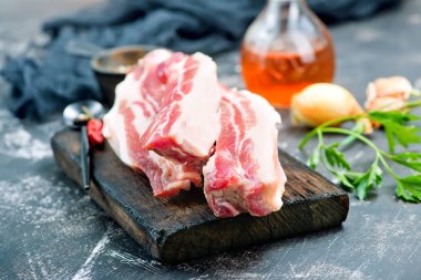 çiğ et dilimlenmiş