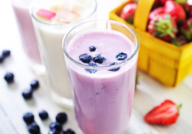 çilek gözlük ile yoğurt