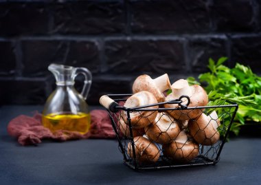 Sepet içinde ham mantar