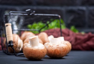 Sepet içinde ham mantar