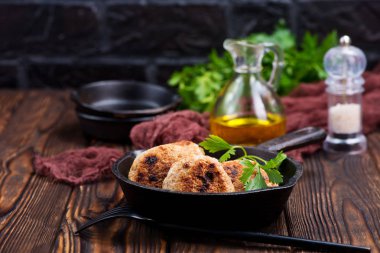 tavada kızarmış pirzola