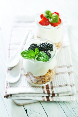 Yoğurt pul ve çilek ile