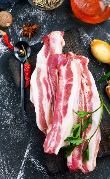 çiğ et dilimlenmiş