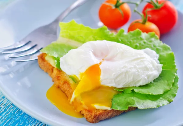 Smörgås med ägg och tomater — Stockfoto