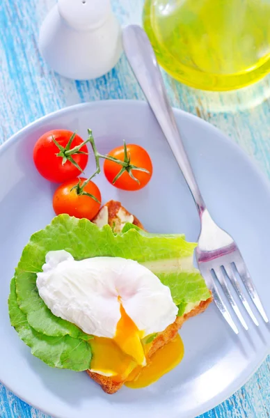 Сэндвич с яйцом и помидорами — стоковое фото
