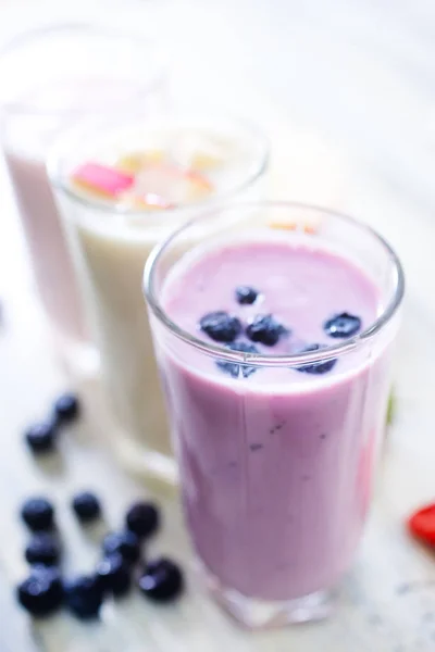 Jogurt s ovocem v brýlích — Stock fotografie