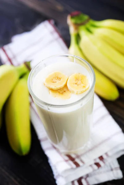 Jogurt bananowy w szkle — Zdjęcie stockowe