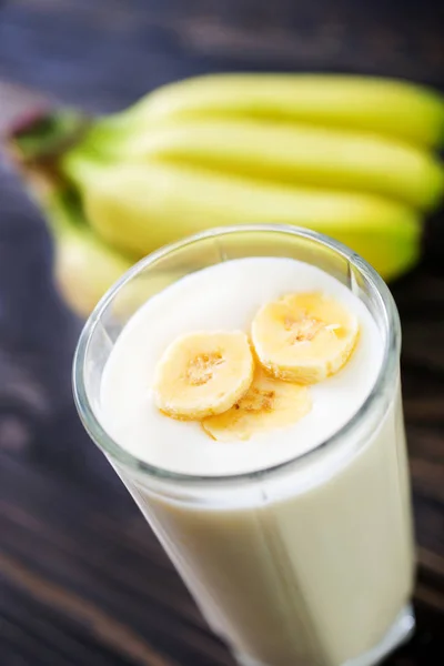 Bananenjoghurt im Glas — Stockfoto