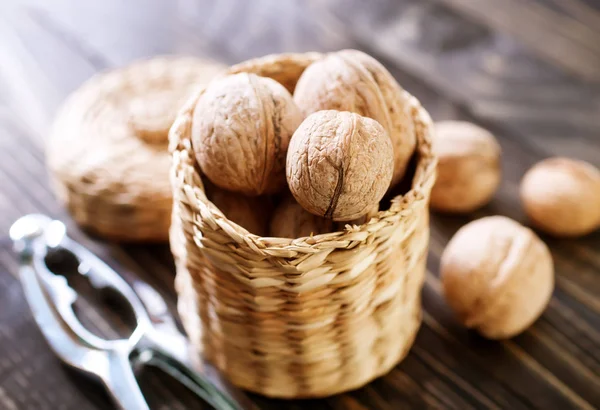 Сухие орехи в миске — стоковое фото
