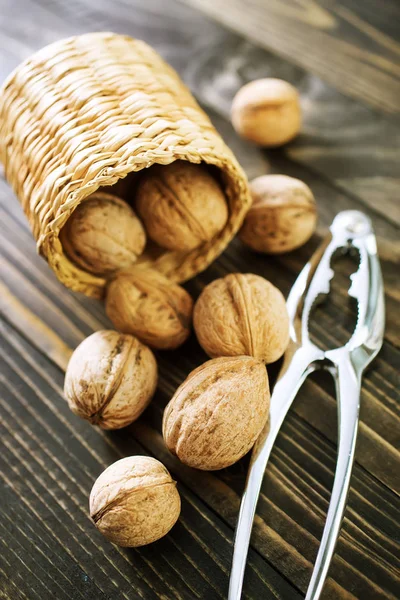 Сухие орехи в миске — стоковое фото