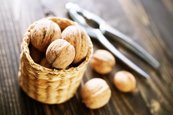 Nueces secas en tazón — Foto de Stock