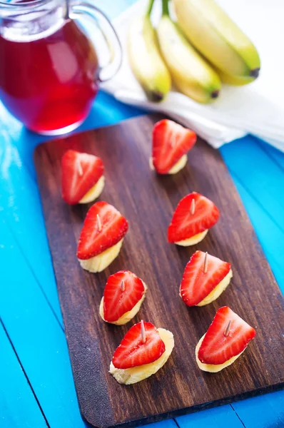 Canapé con fresa y plátano — Foto de Stock