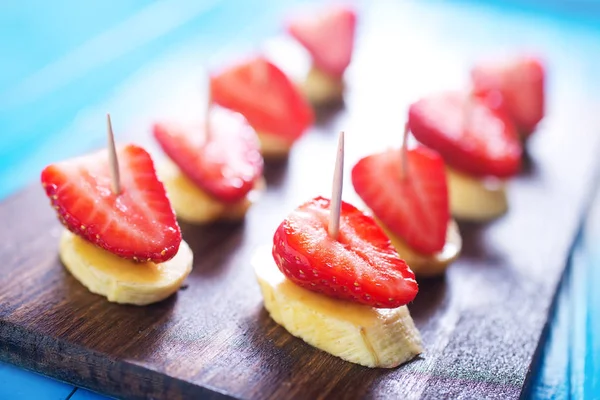 Canapé con fresa y plátano — Foto de Stock