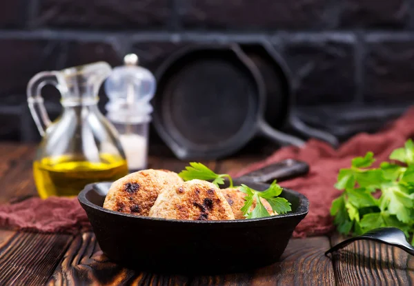 Gebratene Schnitzel in der Pfanne — Stockfoto