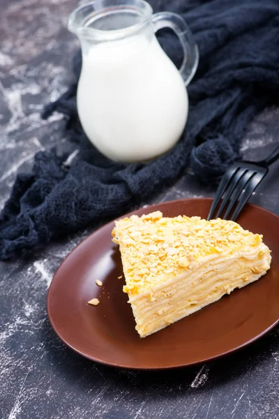 Kuchenstück auf Teller — Stockfoto