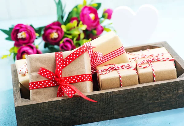 Geschenkboxen auf dem Tisch — Stockfoto