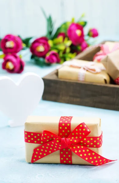 Geschenkboxen auf dem Tisch — Stockfoto