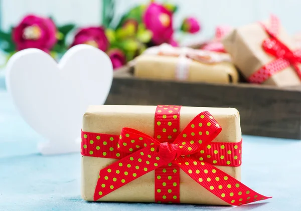 Cajas de regalo en la mesa — Foto de Stock