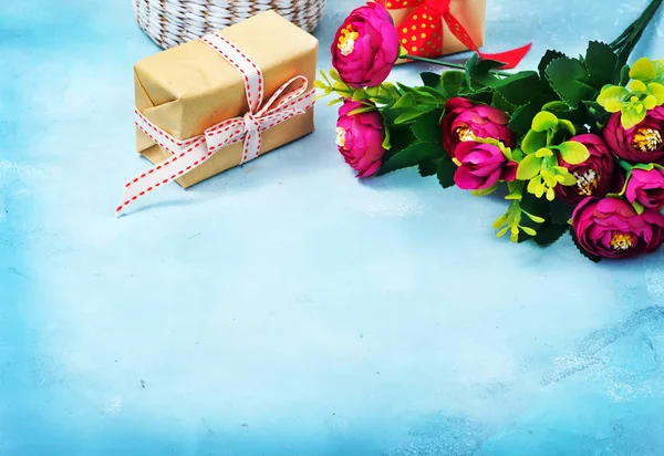 Geschenk und Blumen am Valentinstag — Stockfoto