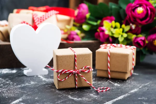 Corazón y cajas de regalo —  Fotos de Stock
