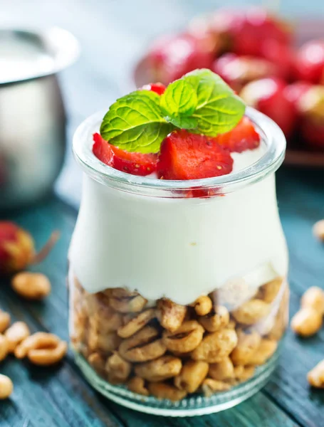 Yogurt con fiocchi e bacche — Foto Stock