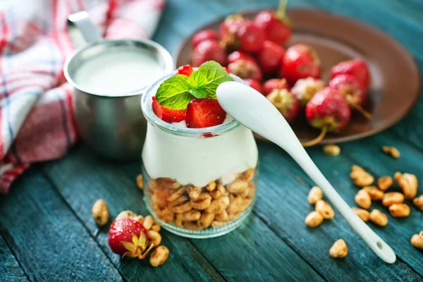 Yogurt con fiocchi e bacche — Foto Stock
